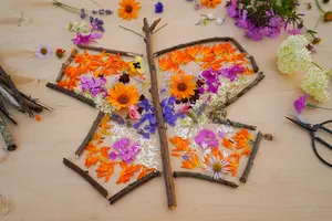 Zomers knutselen met bloemen en bladeren